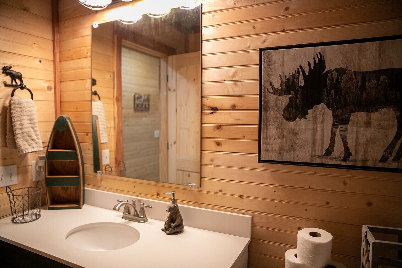 Majestic Moose Lodge- Oark Cabin Rentals