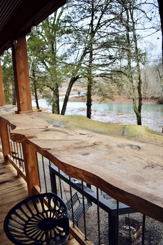 Majestic Moose Lodge- Oark Cabin Rentals