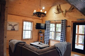 Smart TV, DVD player, books, video library - Majestic Moose Lodge- Oark Cabin Rentals (Oark)