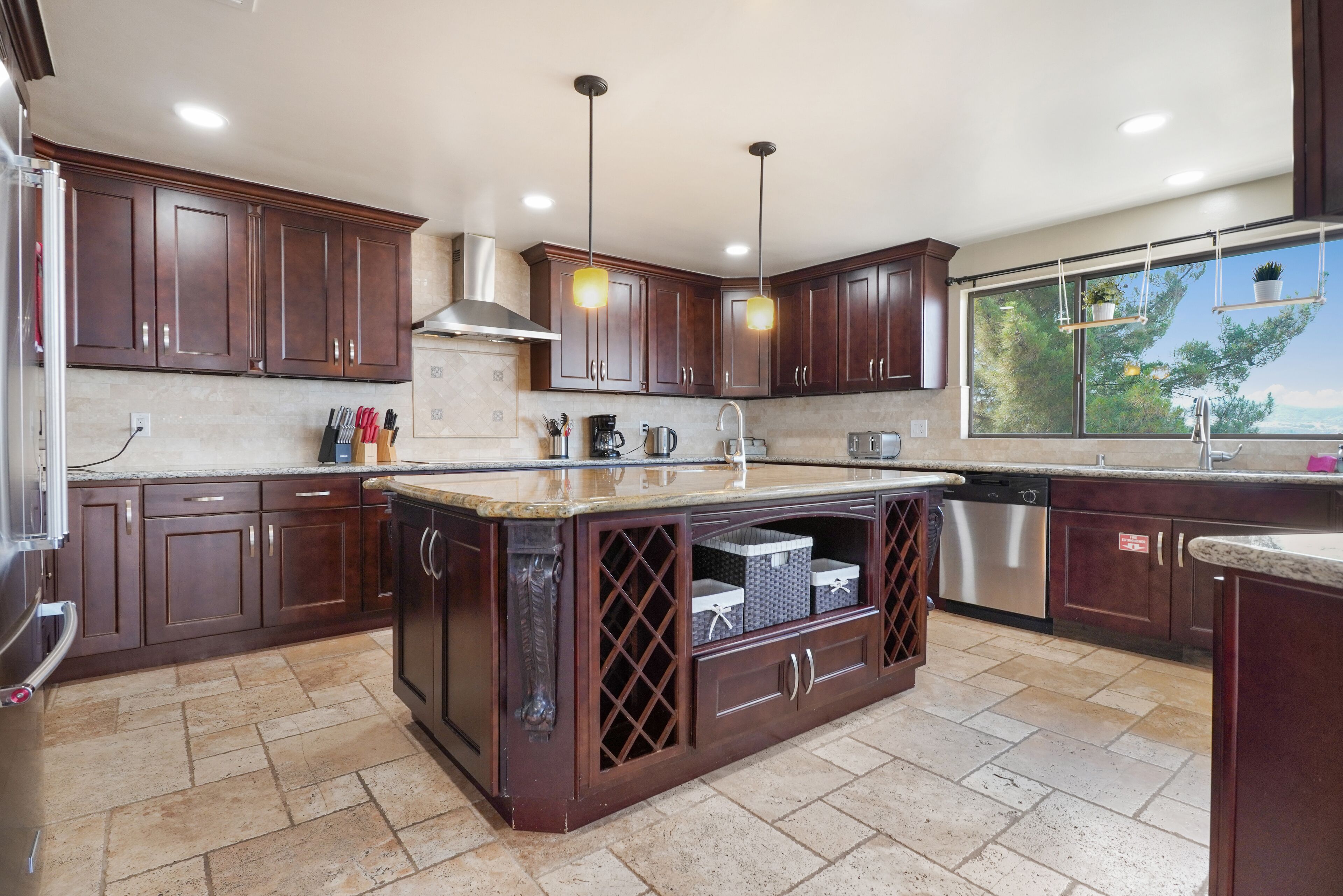 GORGEOUS Views !! Heated Private Pool! New Fire Pit & Outdoor BBQ + Tennis Court