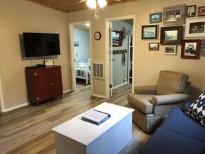 2 bedrooms, free WiFi, bed sheets - Updated Cottage, Heated Pool, Great Location near Silver Lake Sand Dunes! (Mears)