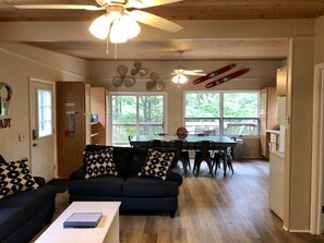 Smart TV, DVD player, ping pong - 🍂🍁 Fall dates available! 2026 dates available as well! (Mears)