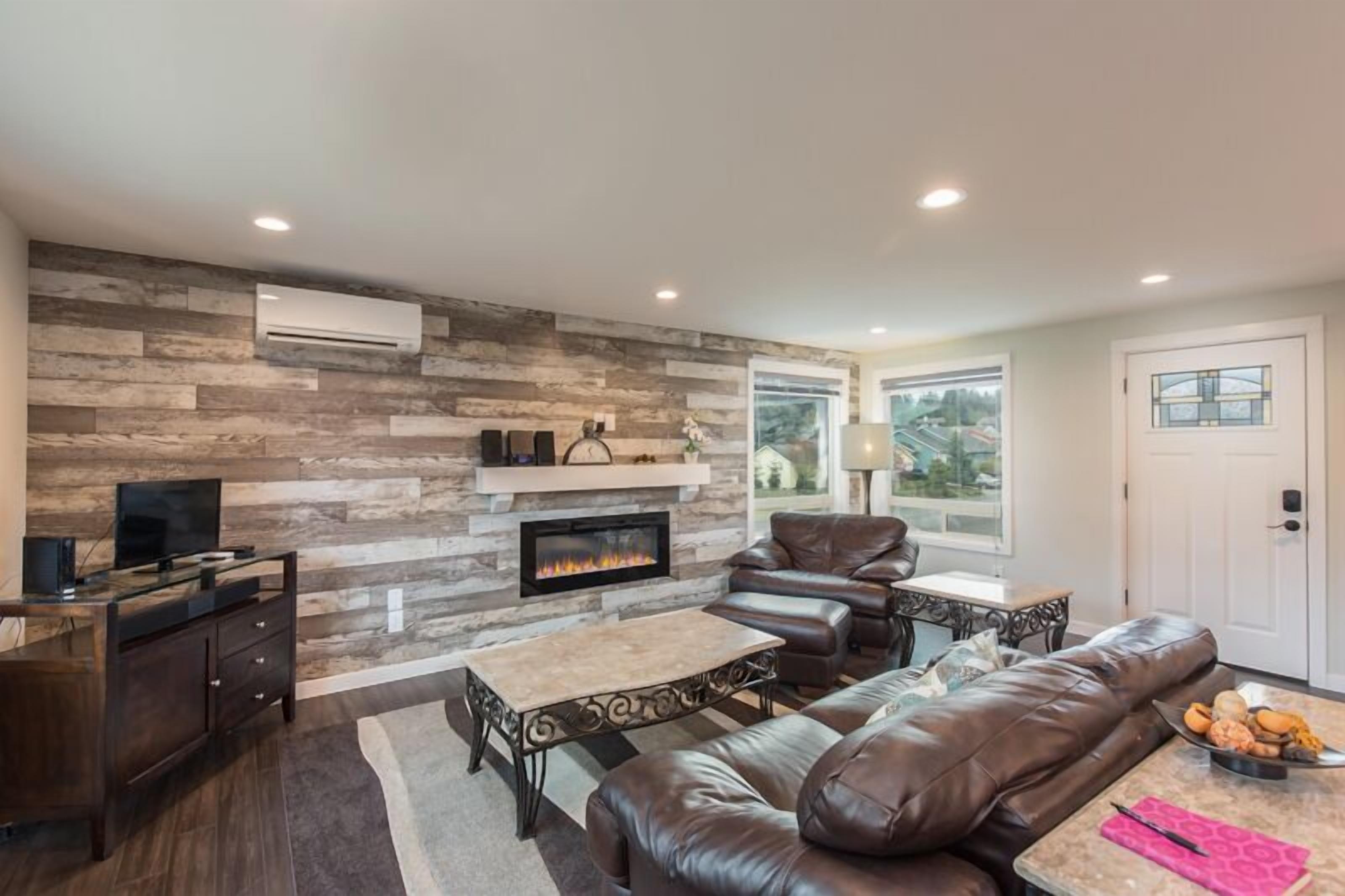 Port Haven - Striking Modern Home Featuring Wonderful Amenities