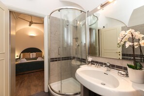 Dusche, Haartrockner, Bidet, Handtücher
