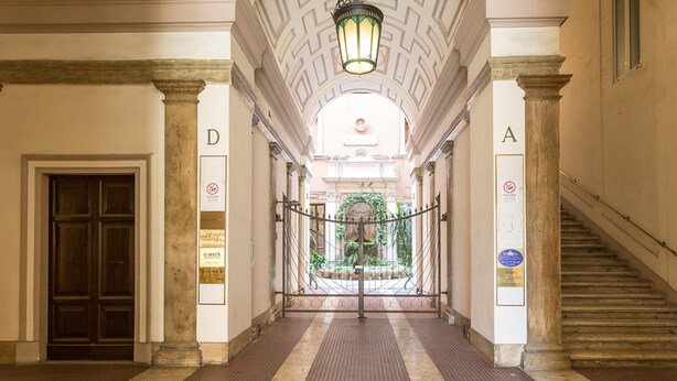 A hallway with a double door, a staircase, and a decorative ceiling. - Lovely New home, via Nazionale . (Roma)