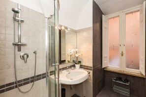 Bruser, hårtørrer, bidet, håndklæder