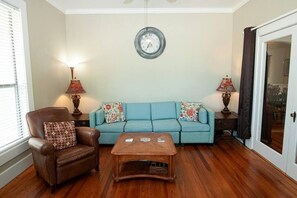 TV, fireplace - Hill Country Wine, WALK TO FOOD, BARS, WINERIES... (Johnson City)