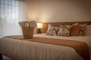 4 quartos, cofres nos quartos, escrivaninha, cortinas blackout