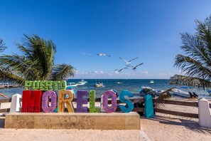 Espreguiçadeiras, toalhas de praia 