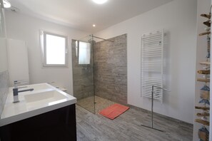 Dusche, Haartrockner, Handtücher
