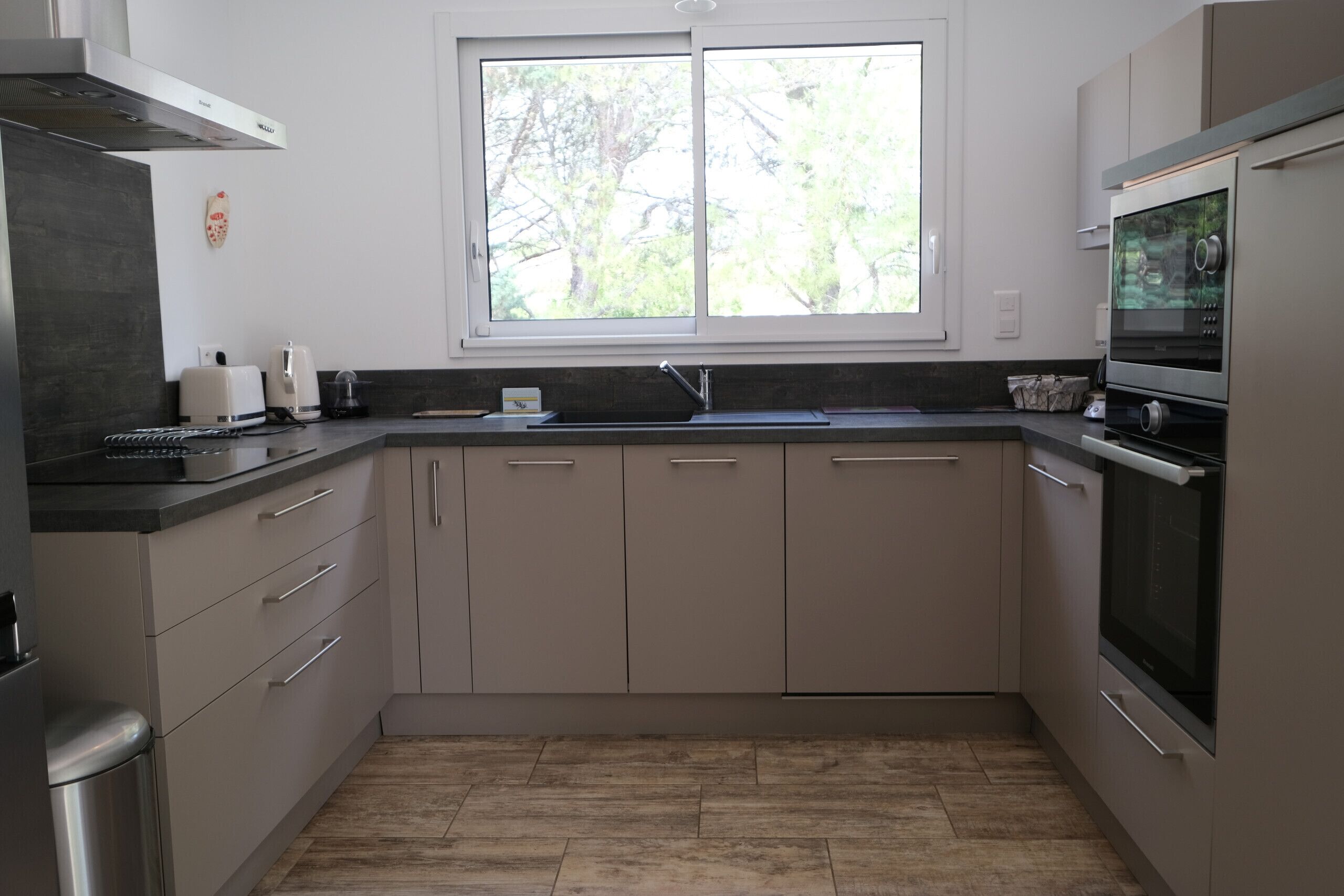 Réfrigérateur, four à micro-ondes, un four, surface de cuisson