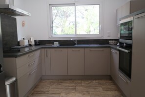 Een koelkast, een magnetron, een oven, een kookplaat