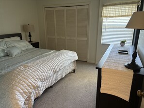 2 quartos, ferros/tábuas de passar roupa, berço de viagem