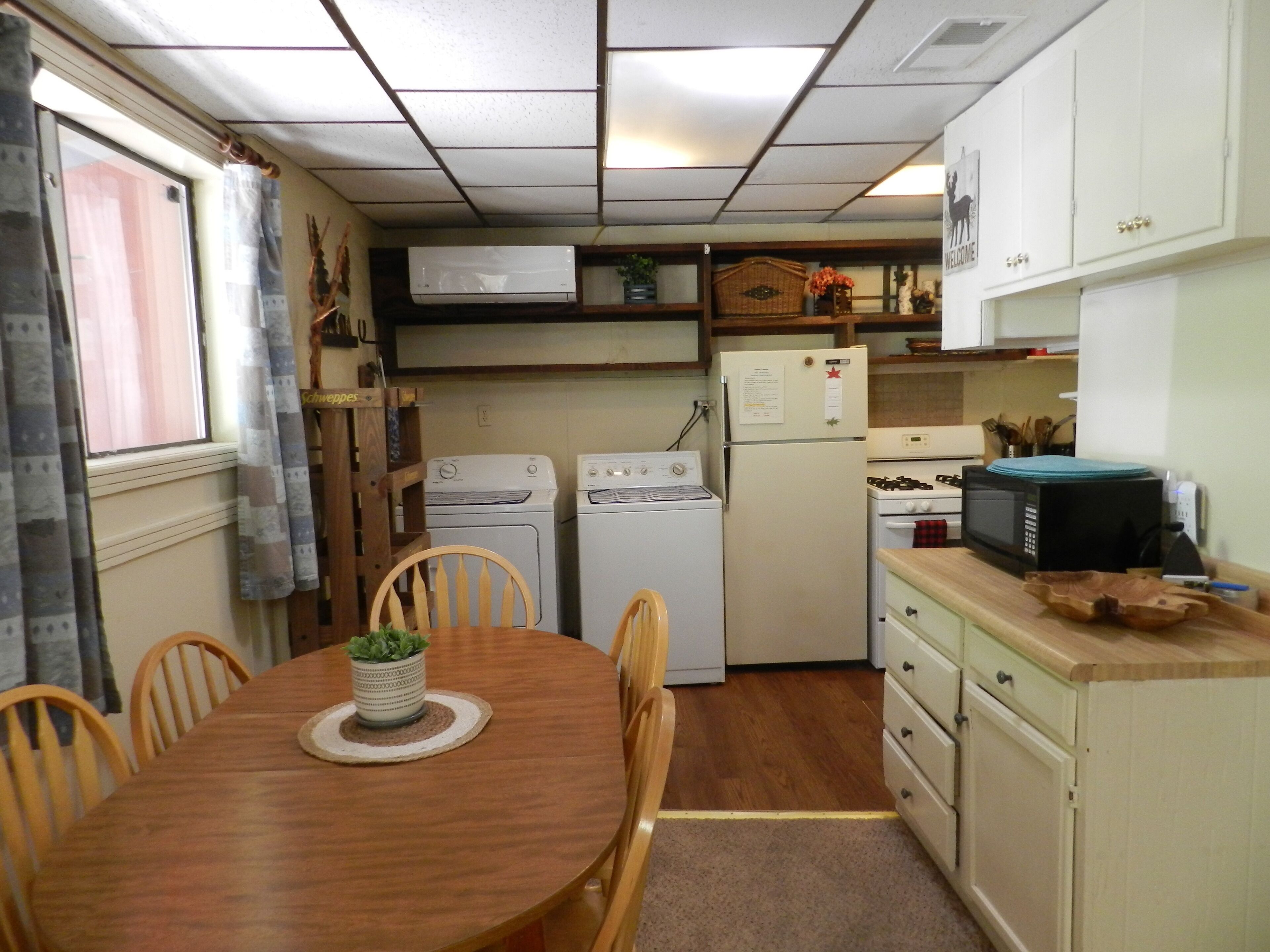 Sunken Treasure Cabin, pet friendly, borders national forest, EV car charger, AC