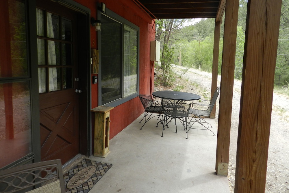 Sunken Treasure Cabin, pet friendly, borders national forest, EV car charger, AC