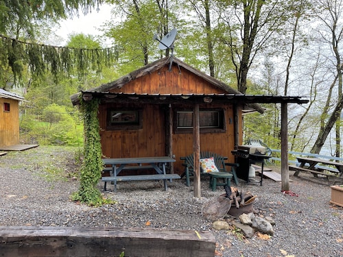 Mökki, josta on näkymät Cayuga-järvelle ja rannalle! 