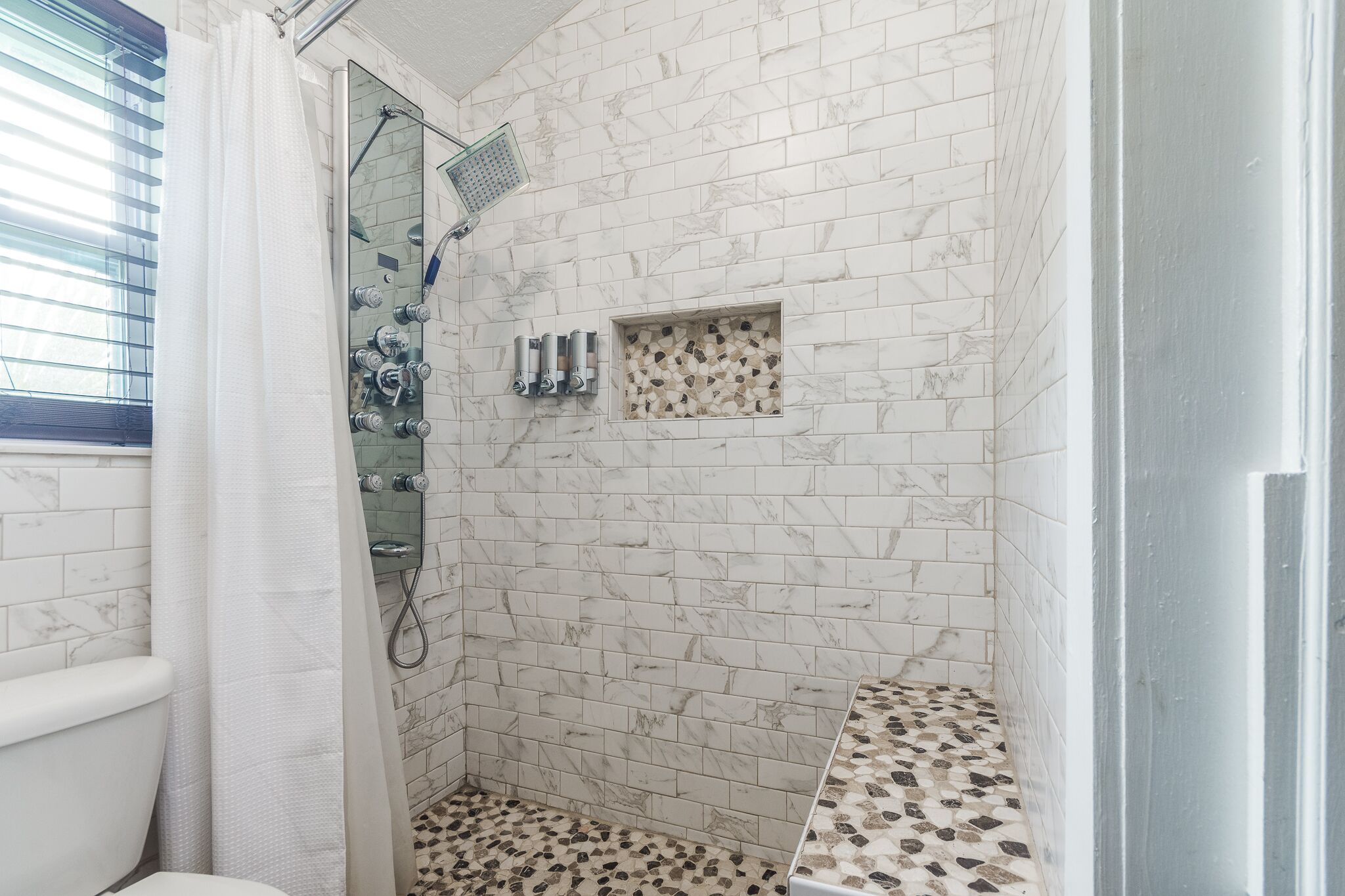 Regadera y secadora de cabello 