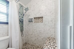 Shower, hair dryer - Pet friendly 1bd/1b unit with living space and full kitchen (Gainesville)