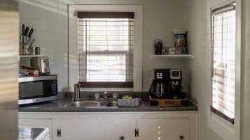 Kühlschrank, Mikrowelle, Ofen, Wasserkocher mit Kaffee-/Teezubehör