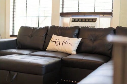 Pet friendly 1bd/1b unit with living space and full kitchen