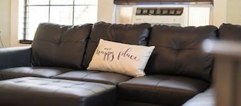 Pet friendly 1bd/1b unit with living space and full kitchen
