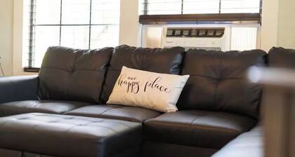 Pet friendly 1bd/1b unit with living space and full kitchen