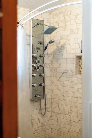 Shower, hair dryer - Pet friendly 1bd/1b unit with living space and full kitchen (Gainesville)