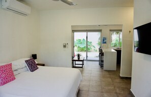 1 dormitorio, caja fuerte, escritorio y tabla de planchar con plancha