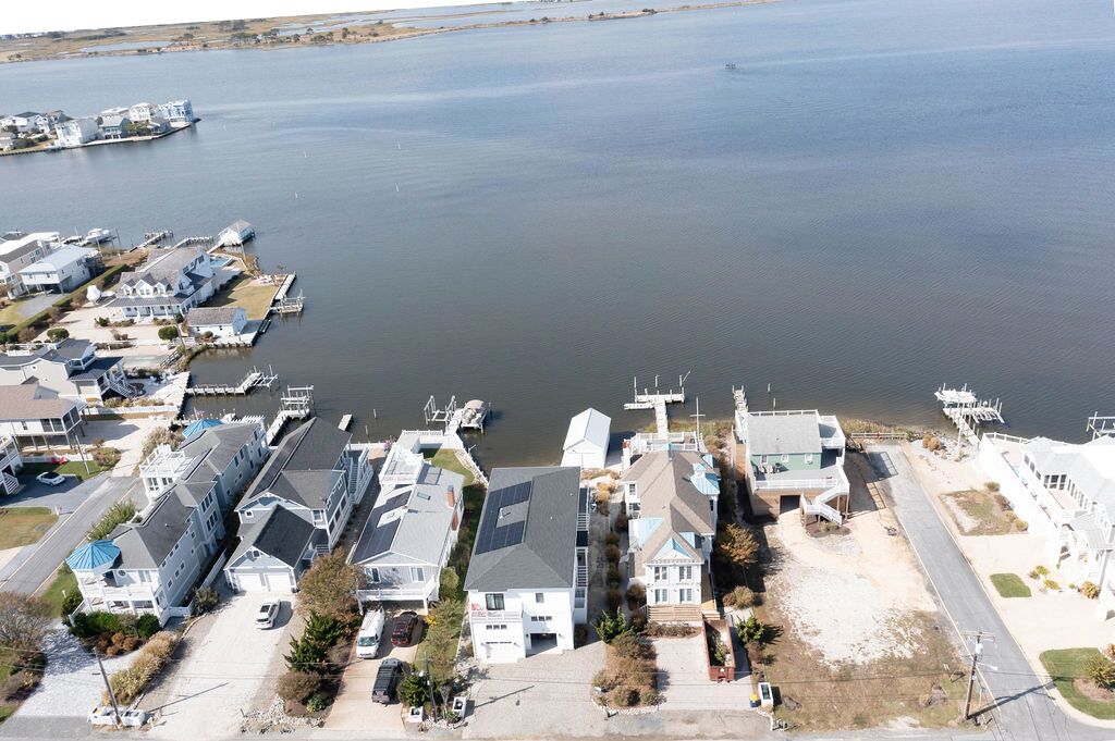 Gorgeous  5 bedroom Bayfront House in Fenwick Island! Beach Town, Waterfront, Kayaks, WIFI, Outdoor Space!