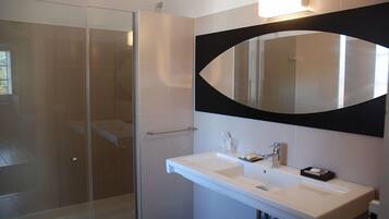 Habitación doble, para no fumadores, vista a la montaña | Baño | Regadera, amenidades de baño gratuitas, secadora de cabello, toallas