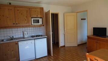 Réfrigérateur, micro-ondes, plaque de cuisson, lave-vaisselle