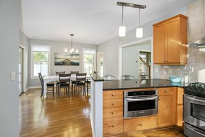 Fridge, microwave, oven, stovetop - Alex`s Pool House Private Pool & Hot Tub Centrally Located in the Saugatuck Douglas Area (Douglas)