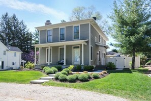 Exterior - Alex`s Pool House Private Pool & Hot Tub Centrally Located in the Saugatuck Douglas Area (Douglas)