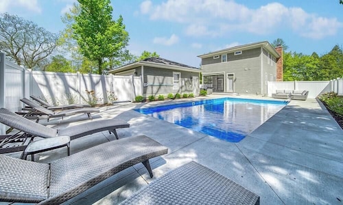 Alex`s Pool House Private Pool & Hot Tub Centrally Located in the Saugatuck Douglas Area
