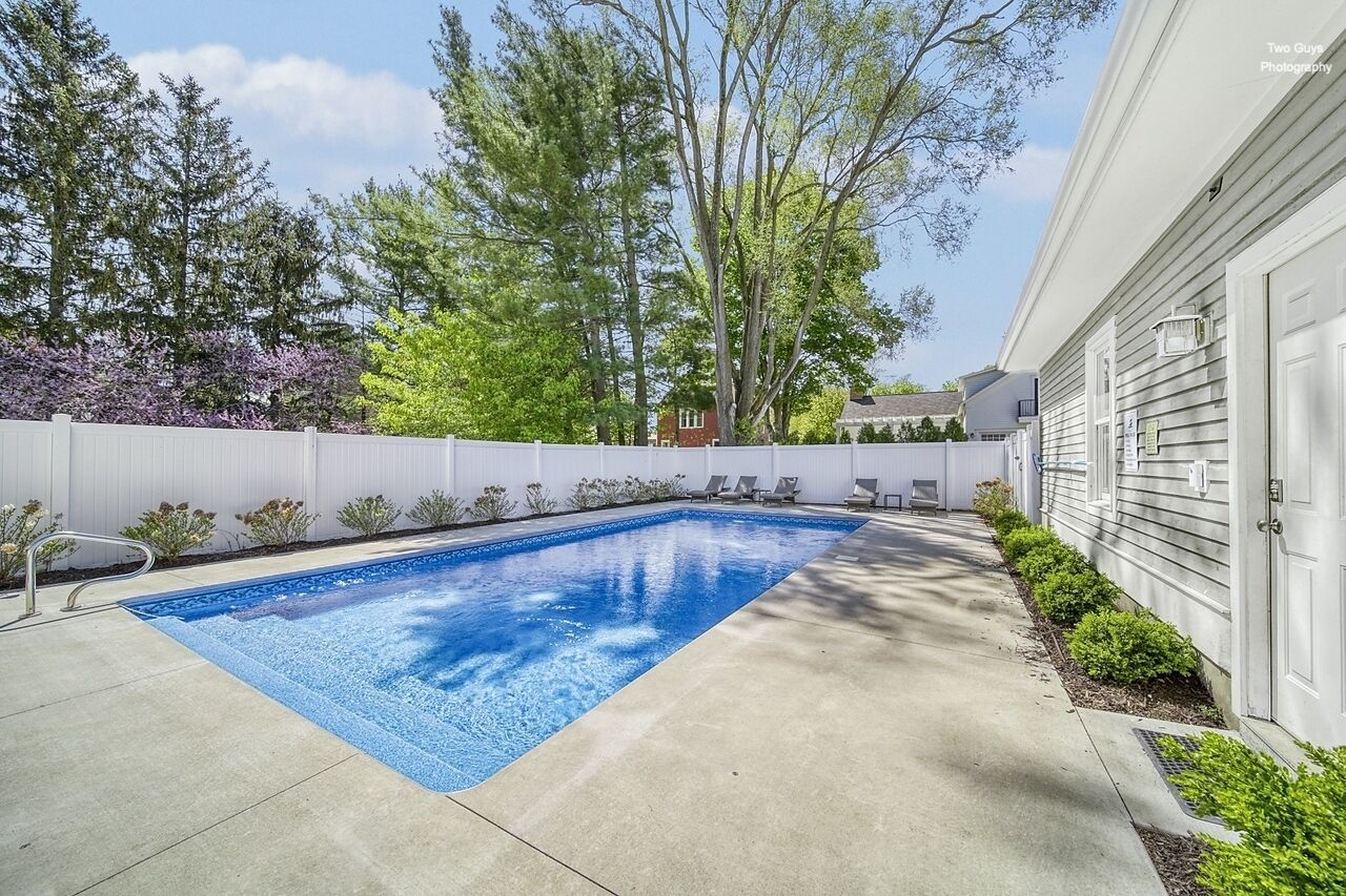 Alex`s Pool House Private Pool & Hot Tub Centrally Located in the Saugatuck