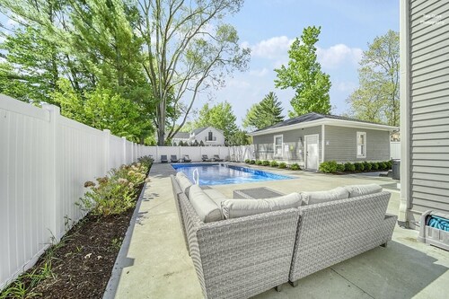 Alex`s Pool House Private Pool & Hot Tub Centrally Located in the Saugatuck
