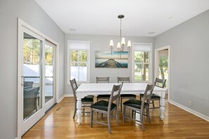 Dining - Alex`s Pool House Private Pool & Hot Tub Centrally Located in the Saugatuck Douglas Area (Douglas)