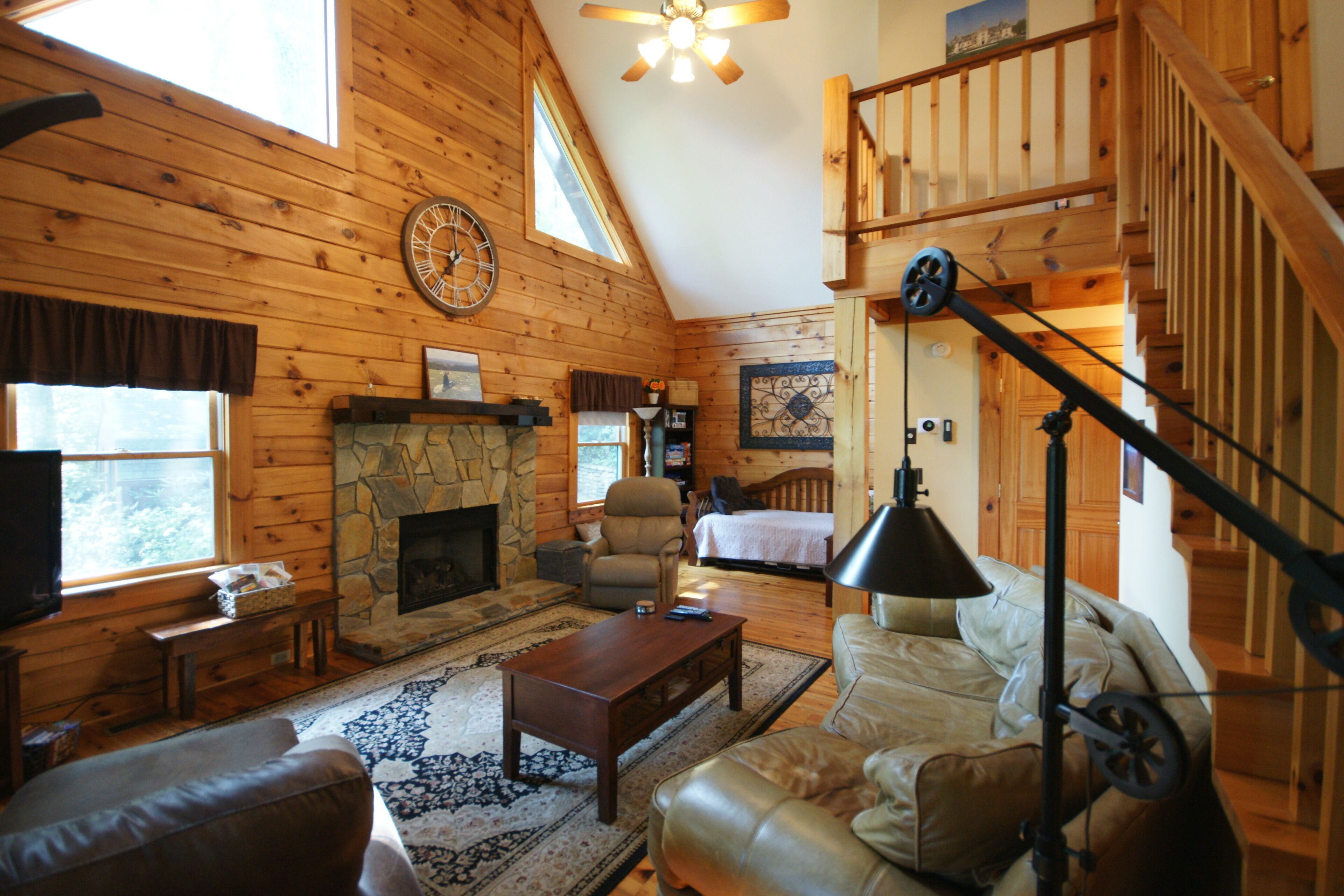 3 Bedrooms, 2½ baths, mountain cabin dog-friendly