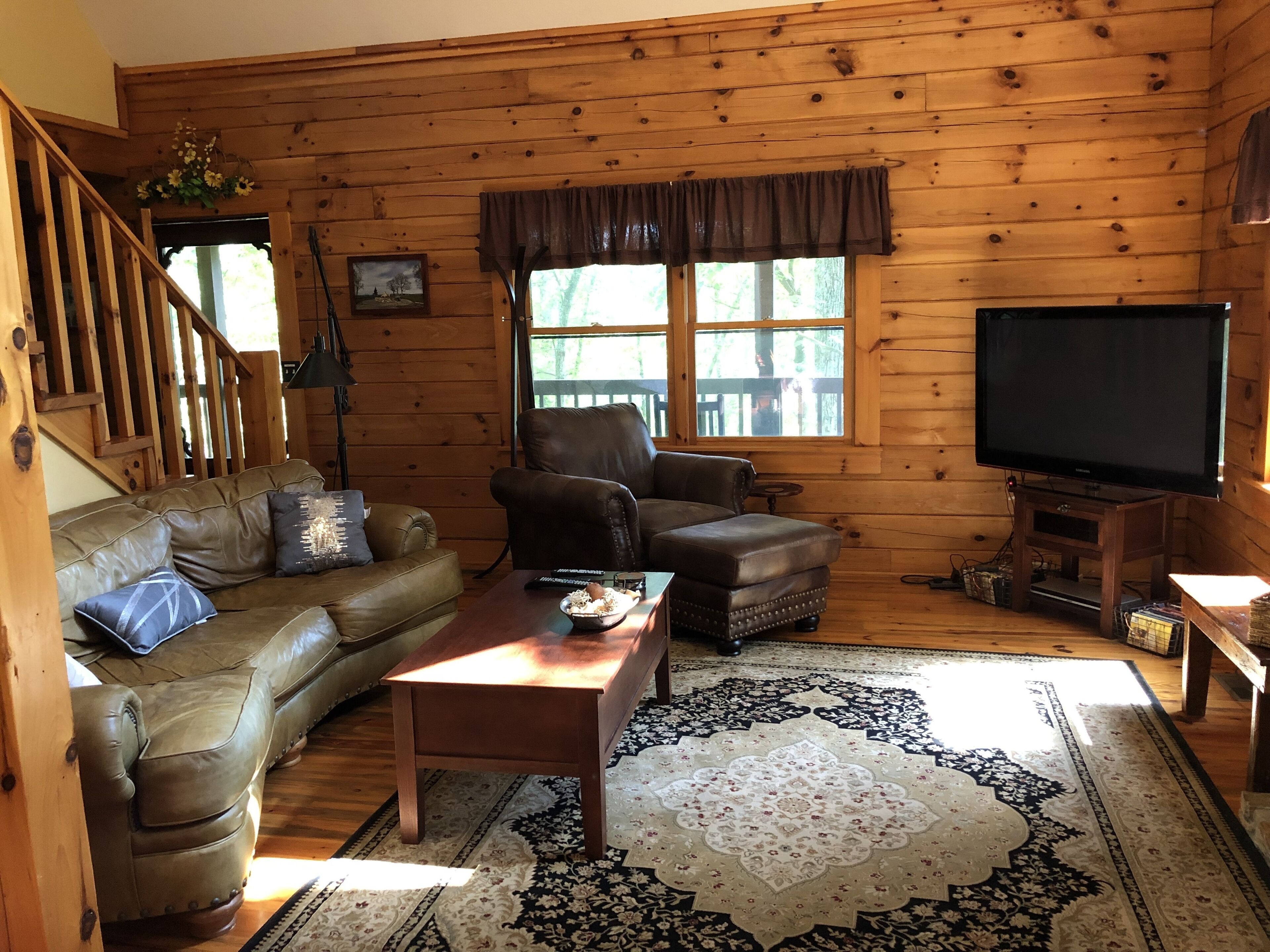 3 Bedrooms, 2½ baths, mountain cabin dog-friendly