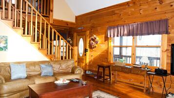 Smart-TV, Kamin, DVD-Player, Bücher