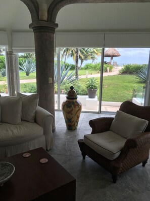 TV connectée, lecteur de DVD, livres