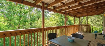 Cabina incantata su un promontorio che domina il fiume Ouachita nella foresta nazionale