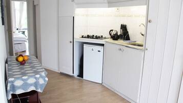 Réfrigérateur, micro-ondes, plaque de cuisson, bouilloire électrique