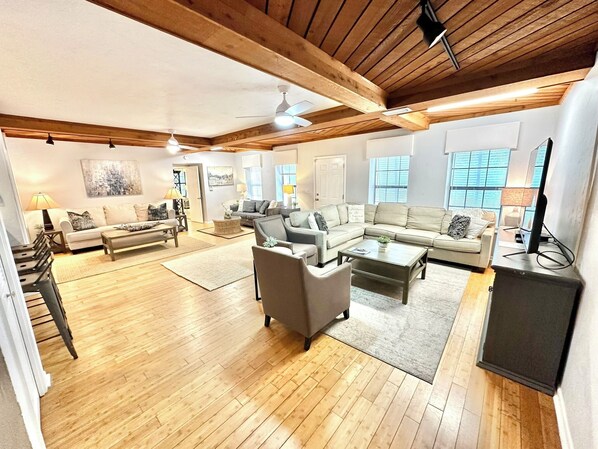 Televisio, videopelejä, DVD-soitin, pöytäjalkapallopöytä