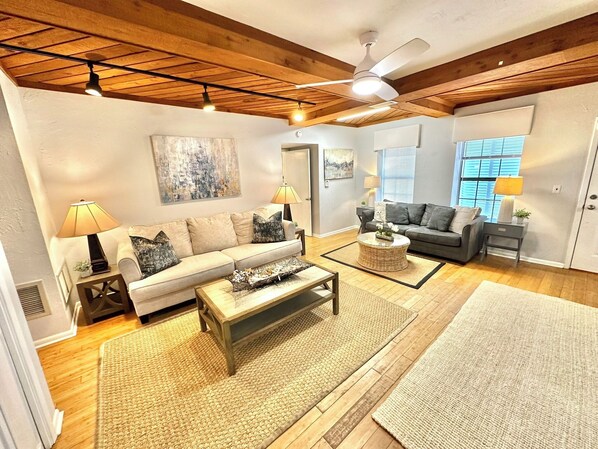 Smart-TV, Videospiele, DVD-Player, Bücher