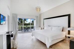 12 Schlafzimmer, Schreibtisch, Bügeleisen/Bügelbrett, Reisekinderbett