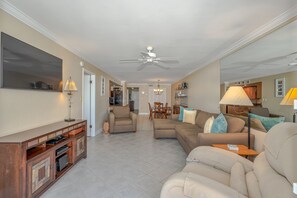 Smart-TV, DVD-Player, Bücher, Musikbibliothek