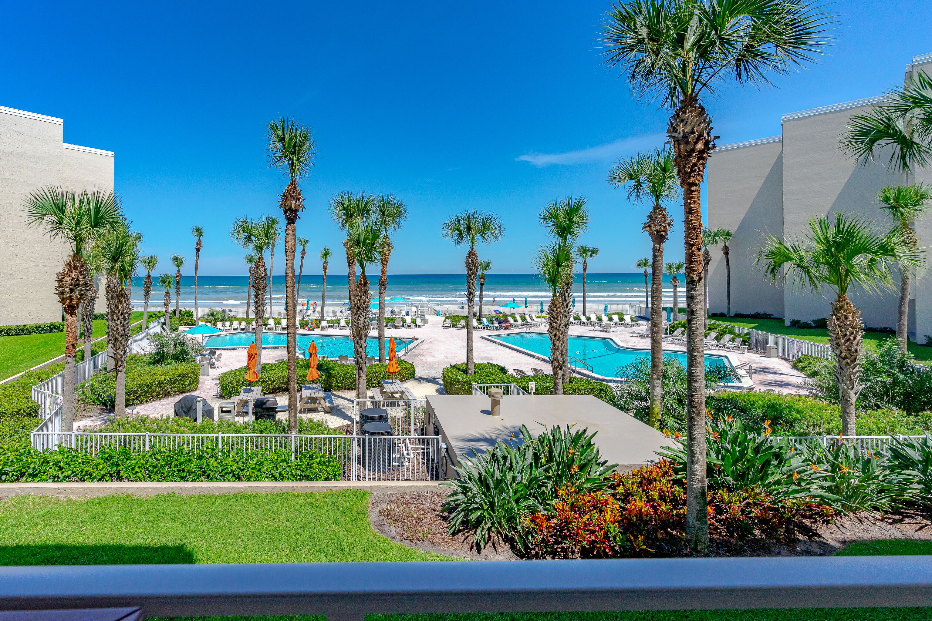 Een buitenzwembad en een verwarmd zwembad