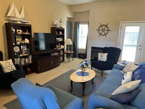 Smart TV, fireplace, DVD player, books - Ione Captains Cottage With 3 separate BEDROOMS Close to Town. Centrally located. (Ione)