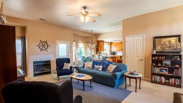 Una Smart TV, una chimenea, un reproductor de DVD, libros